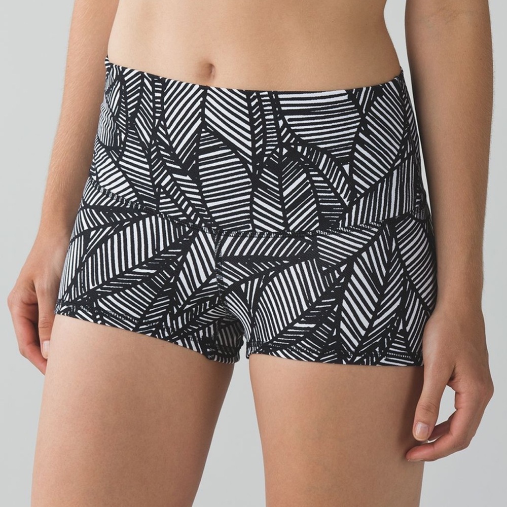 Women's Black and White lululemon boogie roll down Patterned Shorts